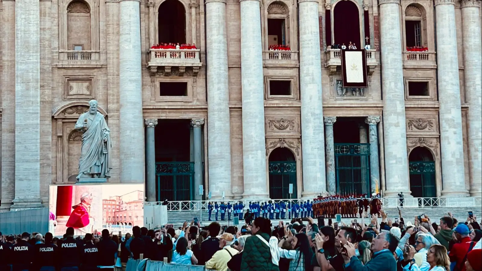 Der neu gewählte Papst Leo XIV. trat am Donnerstag zum ersten Mal auf die Loggia des Petersdoms. (Foto: Julia Benz)