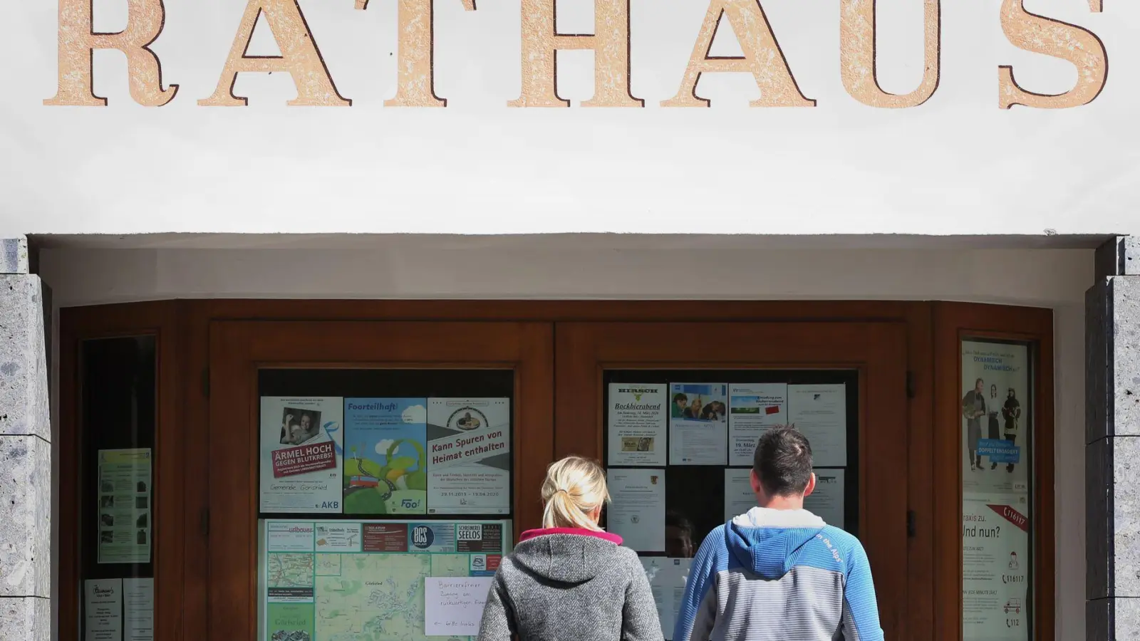 Vor allem in kleineren Gemeinden arbeiten ehrenamtliche Bürgermeister in den Rathäusern. (Symbolbild) (Foto: Karl-Josef Hildenbrand/dpa)