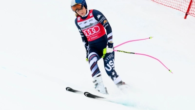 Lindsey Vonn rutscht nach ihrem Sturz in Crans-Montana langsam ins Ziel. (Foto: Jean-Christophe Bott/KEYSTONE/dpa)