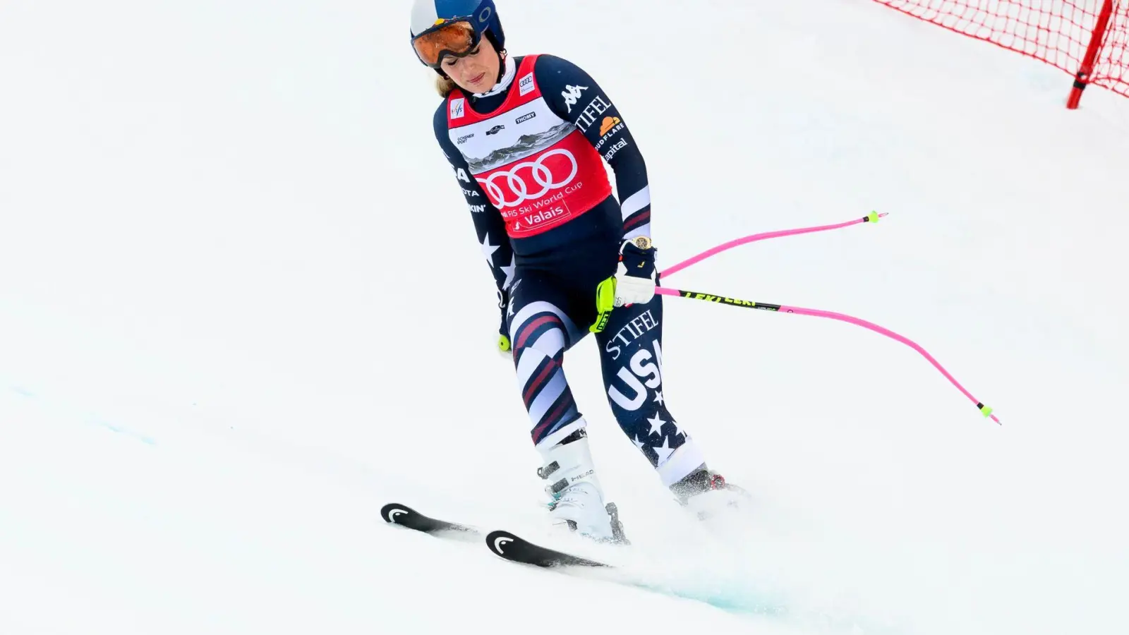 Lindsey Vonn rutscht nach ihrem Sturz in Crans-Montana langsam ins Ziel. (Foto: Jean-Christophe Bott/KEYSTONE/dpa)