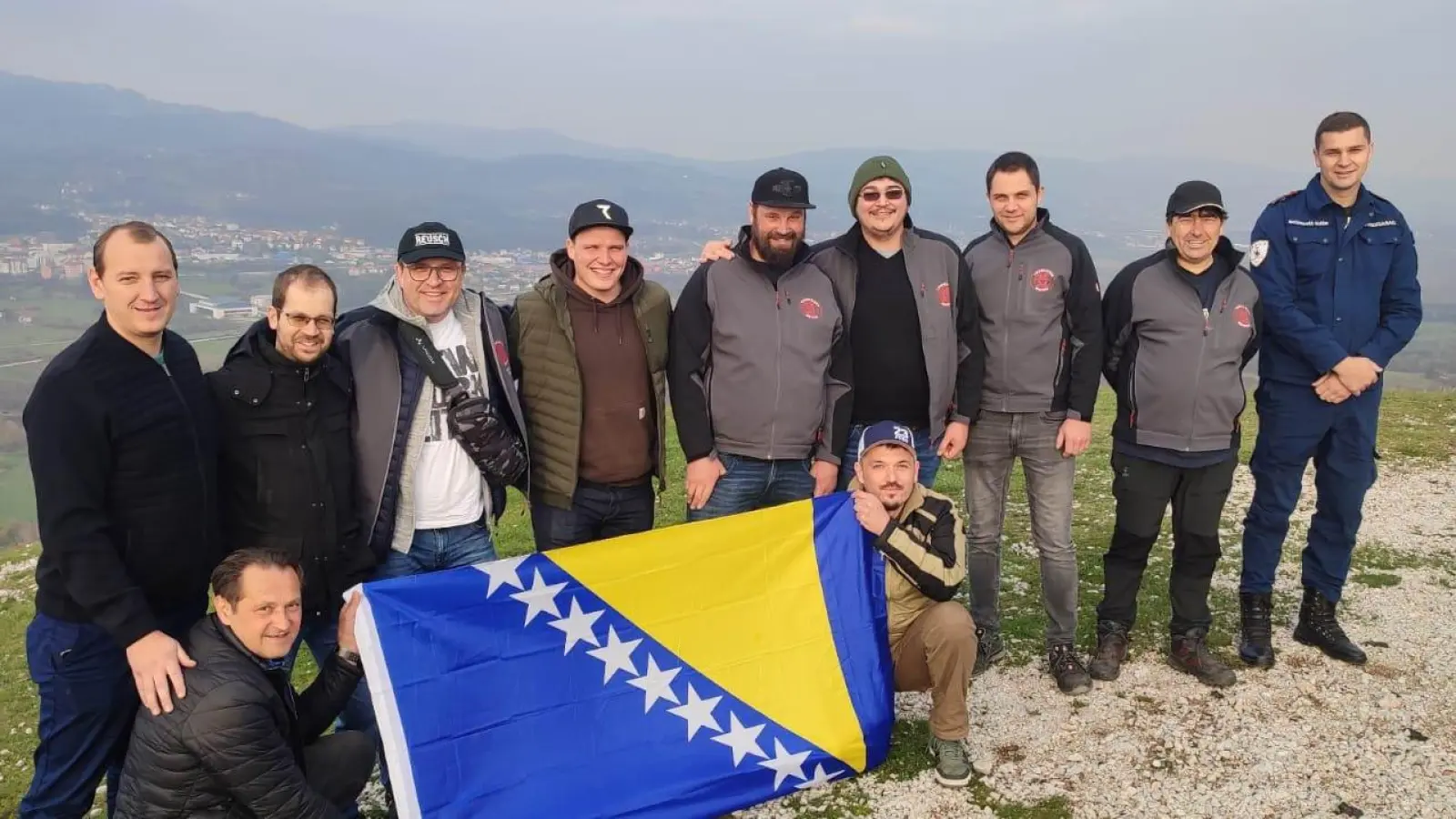 Die Reuscher mit Kameraden der Berufsfeuerwehr Kalesija auf dem Berg Vis. Vorne mit der Flagge: Husejn Hatić (links) und Julius Renner. Hinten von links: der Kommandant der Feuerwehr Kalesija, Denis Baručić, Patrick Schemm, Martin Pfuff, Manuel Schmidt, Christian Bilke, Michael Singer, Lukas Beigel, Harald Beck und Edin Selimovic. (Foto: Fikret Krizevac)