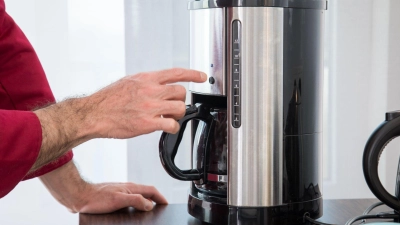 Wir nutzen sie in der Regel täglich - und täglich brauchen Kaffeemaschinen auch etwas Pflege. (Foto: Christin Klose/dpa-tmn)