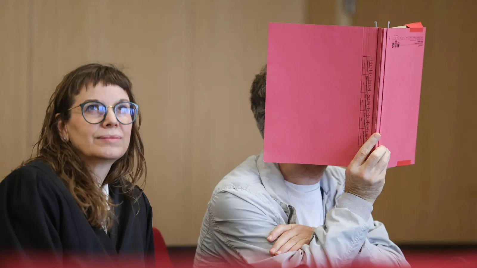 Verteidigerin Piel: „Mein Mandant bestreitet die Vorwürfe“ (Foto: Oliver Berg/dpa)