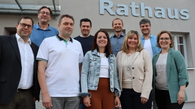 Das Gemeinderatsgremium in Mitteleschenbach stellt sich neu auf (von links): Bürgermeister Stefan Bußinger wird künftig von Christian Zabold (dritter Bürgermeister) und Martin Meyer (zweiter Bürgermeister) vertreten. Neu im Gremium sind Gerald Lang, Verena Weger, Andreas Baumgärtner, Sandra Lechner, Andreas Schlund und Daniela Wittmann. (Foto: Antonia Müller)