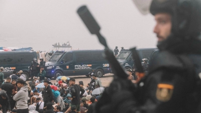 Migranten wurden in Ceuta von starken spanischen Polizeikräften von einem Hüttenlager am Strand fortgebracht.  (Foto: Fabian Suspensivo/ZUMA Press Wire/dpa)