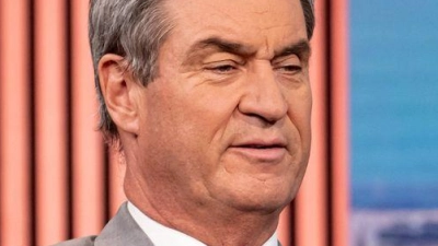 Hohe Spritpreise drücken das Gemüt der Autofahrer in Deutschland auch in den Sommerferien. CSU-Chef Söder hat aber auch keine kurzfristige Lösung parat.  (Foto: Fabian Sommer/dpa)