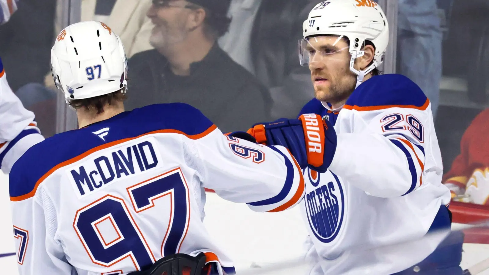 Leon Draisaitl (r.) stand am Mittwochabend noch in der NHL auf dem Eis (Foto: Larry MacDougal/The Canadian Press/AP/dpa)
