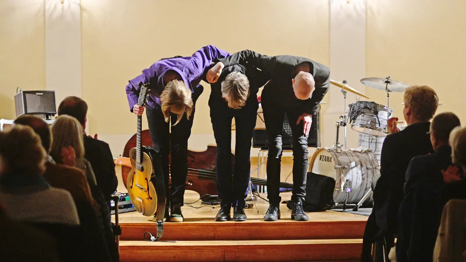 Je größer der Applaus, desto tiefer die Verbeugung: das Philipp Schiepek Trio. (Foto: Jim Albright)