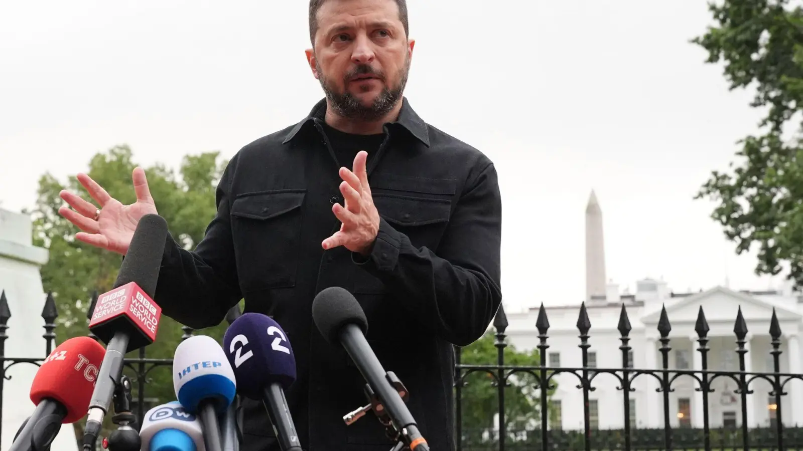 Selenskyj deutet mehr Angriffe an. (Archivbild) (Foto: Jacquelyn Martin/AP/dpa)