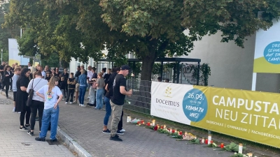 Menschen gedenken der zwei Toten in Neu Zittau.  (Foto: Wilhelm Pischke/dpa)