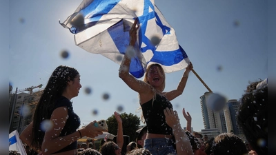 Menschen in Israel feiern die Rückkehr der Geiseln. (Foto: Francisco Seco/AP/dpa)