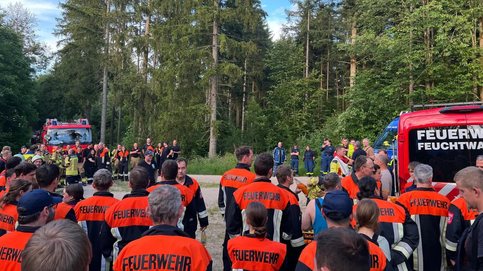 Im Falle eines Waldbrandes ist der reibungslose Ablauf der Einsatzkräfte notwendig. Um im Ernstfall effizient einzgreifen, fand im Dentleiner Forst eine gemeinsame Übung statt. (Foto: Bayerische Staatsforsten)