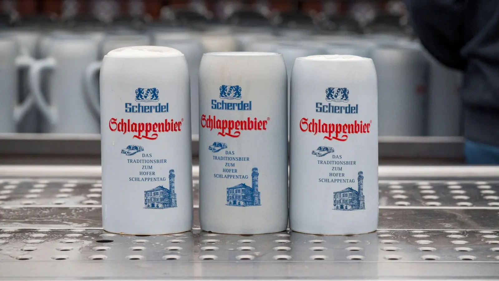Die Brauerei Scherdel in Hof hat eine lange Tradition - doch der Produktionsstandort schließt. (Archivbild) (Foto: Daniel Vogl/dpa)
