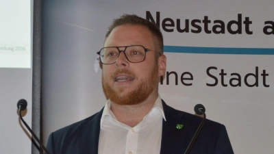 Souverän und humorvoll bewältigte Alexander Müller seine erste Neustädter Bürgerversammlung als Chef im Rathaus.  (Foto: Patrick Lauer)