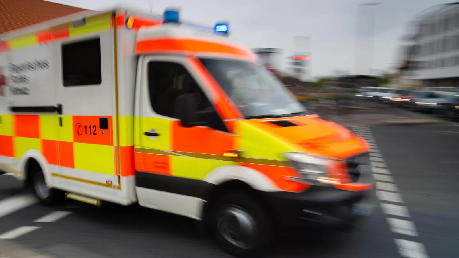 Einsatz für den Rettungsdienst: Bei dem Zusammenstoß wurden fünf Menschen verletzt. (Symbolbild) (Foto: Nicolas Armer/dpa)