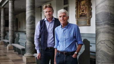 Laden zum Jubiläumskonzert ein (von links): Elmar Stollberger, der Vorsitzende des Ehemaligen-Vereins Monte Soprano, und Karl-Friedrich Beringer, der ehemalige Leiter des Windsbacher Knabenchores. (Foto: Thomas Wirth)