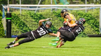 Der Neustädter Philipp Barroso (gelbes Hemd) auf dem Weg in die Endzone der Nürnberger. (Foto: Alexander Kaiser)