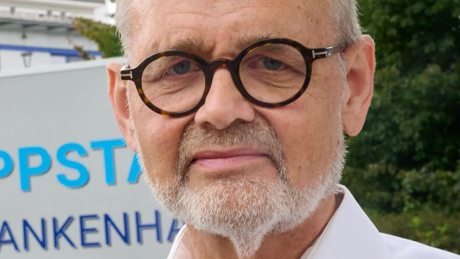 Der langjährige Chefarzt wehrt sich mit einer Klage. (Foto: Bernd Thissen/dpa)