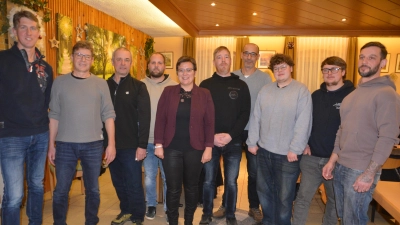 Die Wählergruppe Hesselberg tritt bei der Kommunalwahl mit (von links) Martin Joas, Richard Meyer, Jürgen Burkhardt, Patrick Schwab, Bürgermeister-Kandidatin Nicole Ströhlein, Christian Dommel, Majed Mlika, Markus Gruber, Manuel Gruber und Ersatzkandidat Tobias Hofecker an.  (Foto: Peter Tippl)