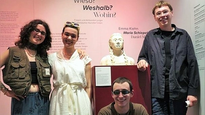 Maria Schiepek, Emma Kiehn, Daniel Mäffert und Kurator David Schiepek (von links) bei der Ausstellungseröffnung. (Foto: Alexander Schäffer)