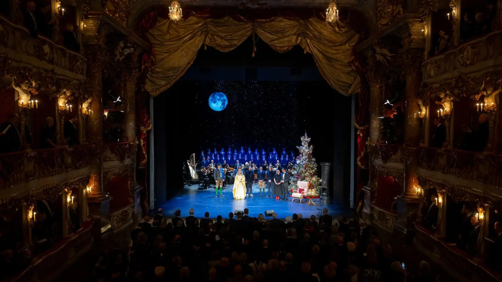 Im Cuvilliéstheater wurde es weihnachtlich. (Foto: Sven Hoppe/dpa)