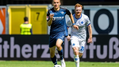 Der Paderborns Bilbija (l) gewinnt den Zweikampf gegen Darmstadts Will.  (Foto: David Inderlied/dpa)