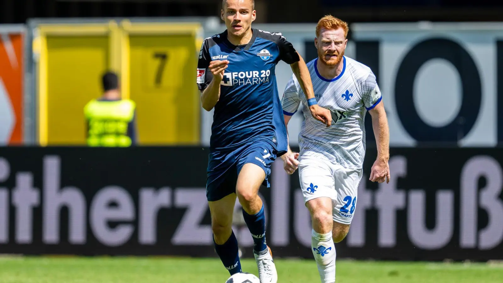 Der Paderborns Bilbija (l) gewinnt den Zweikampf gegen Darmstadts Will.  (Foto: David Inderlied/dpa)