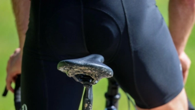 Schont den Po: Gepolsterte Radsporthose, passender Sattel und Pflege helfen dabei, dass die Radtour nicht schmerzhaft endet. (Foto: Jan Woitas/dpa/dpa-tmn)