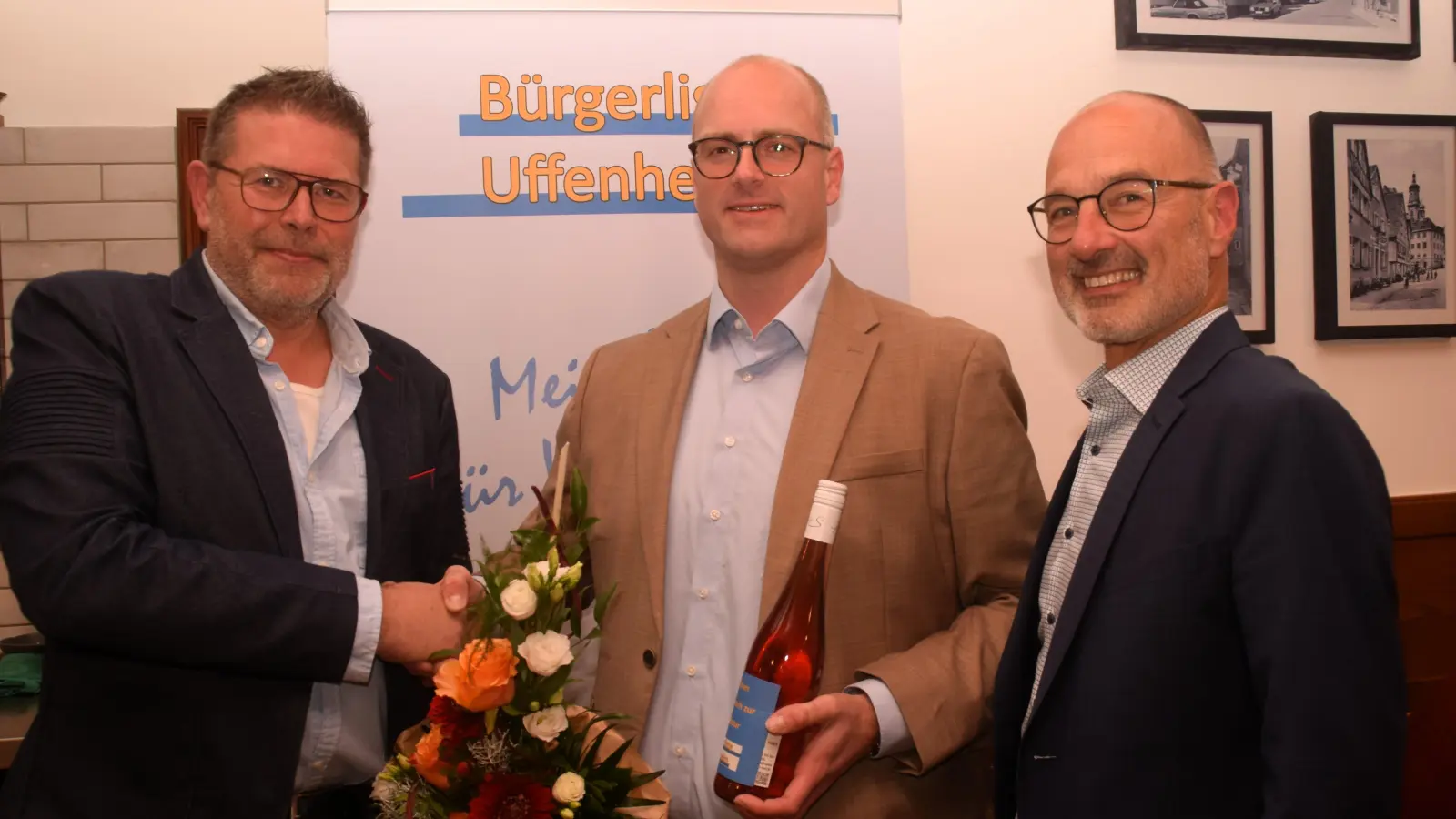 Andreas Zander (rechts) und Jürgen Bertlein (links) nahmen den BLU-Kandidaten Thomas Schmitt nach seiner offiziellen Vorstellung in die Mitte.  (Foto: Gerhard Krämer)