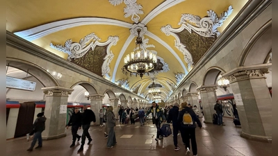 Moskaus Metro feiert in diesem Jahr ihr 90-jähriges Bestehen - die Station Komsomolskaja ist besonders prachtvoll. (Foto: Ulf Mauder/dpa)