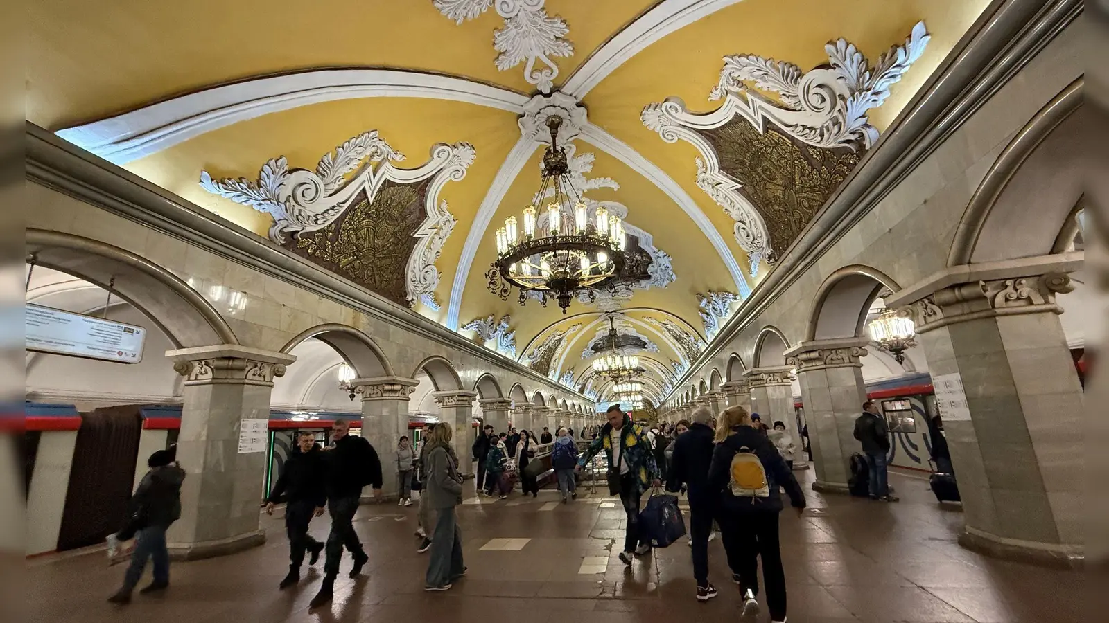 Moskaus Metro feiert in diesem Jahr ihr 90-jähriges Bestehen - die Station Komsomolskaja ist besonders prachtvoll. (Foto: Ulf Mauder/dpa)
