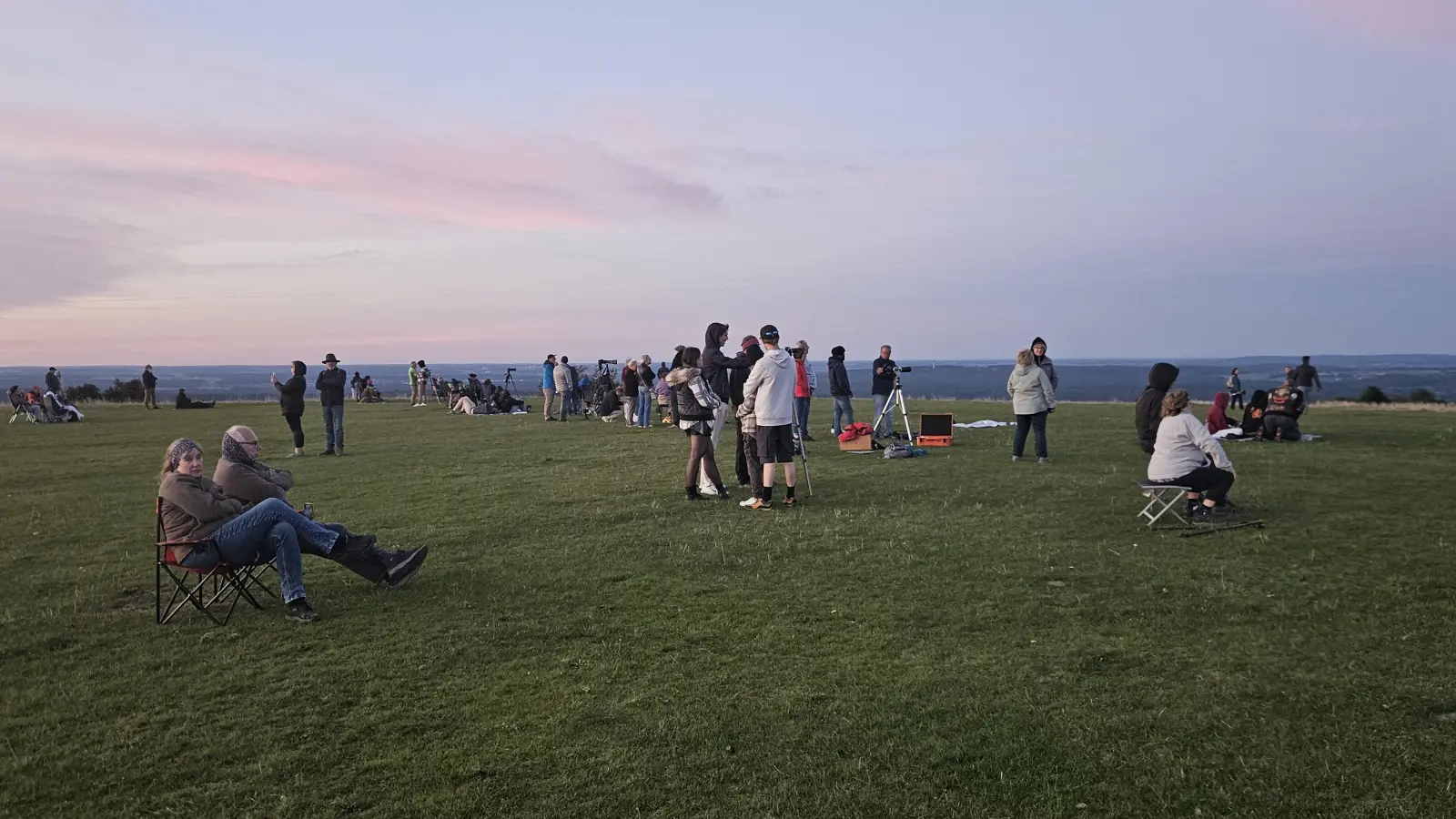 Am Hesselberg fanden sich am Abend Hunderte Menschen ein, um den Mond zu sehen.  (Foto: Wolfgang Grebenhof)