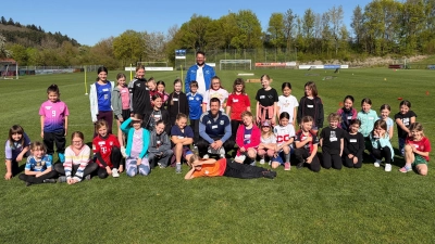 Auf dem neuen Sportgelände in Erzberg nahmen insgesamt 40 Mädchen am Training teil. (Foto: Simon Eisinger)