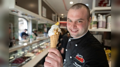 Gelatiere Thomas Micolino mit seinem Kamelmilch-Eis.  (Foto: Marijan Murat/dpa)