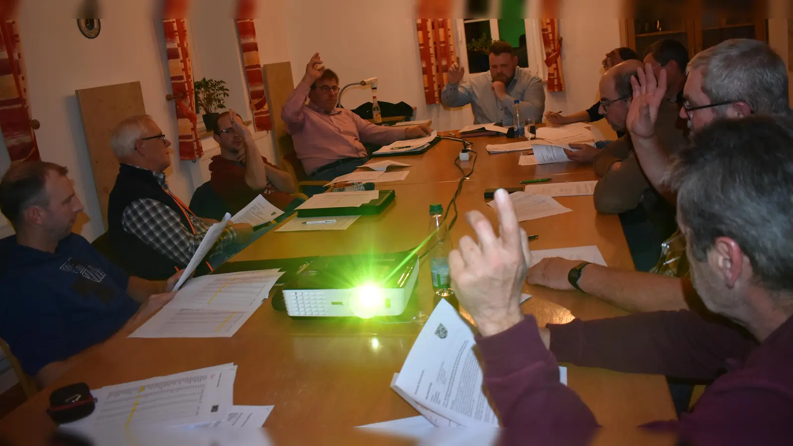 Sechs Mitglieder des Gemeinderates stimmten dafür, dass die nächste Bürgermeisterin oder nächste Amtsinhaber hauptamtlich tätig ist, drei sprachen sich dagegen aus, vor alle wegen er steigenden Kosten. (Foto: Ute Niephaus )