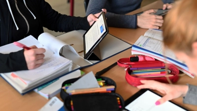 Erst am späten Dienstagabend wurde der gesamte Schulausfall für Mittelfranken verkündet. Andere Regionen in Bayern waren schneller. (Symbolbild: Uli Deck/dpa)