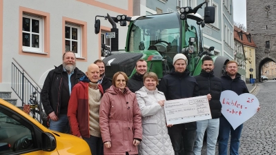 Das Orgateam der Lichterfahrt der Landwirtschaft übergab mit ihren Helfern vom „Häusla” in Diebach 1100 Euro an den Neustädter Hospizverein. (Foto: Ulli Ganter)