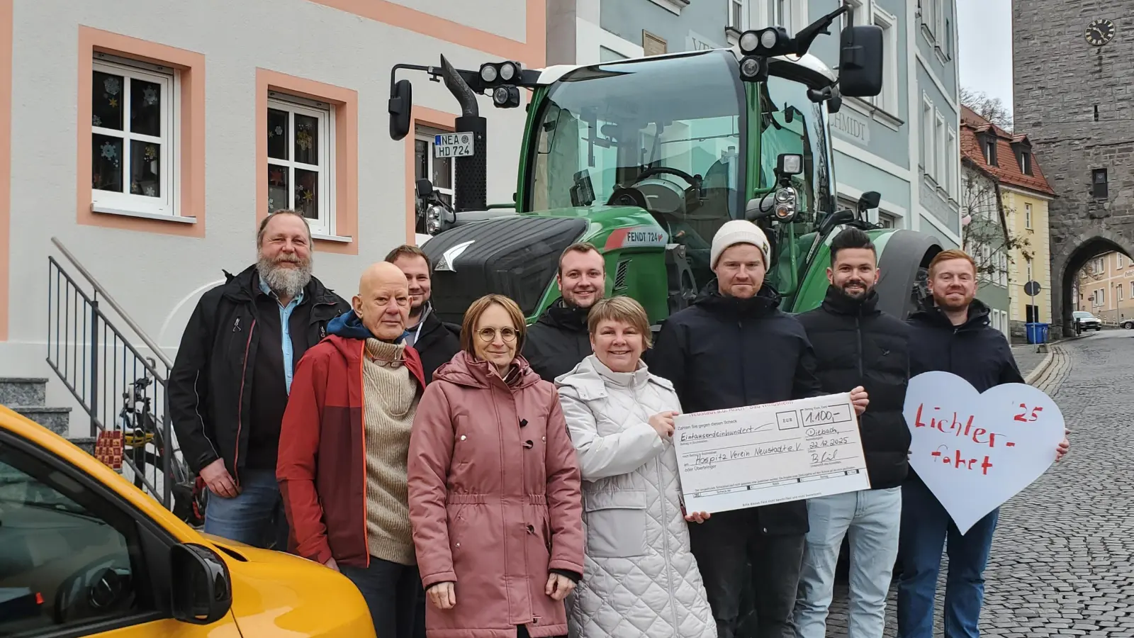 Das Orgateam der Lichterfahrt der Landwirtschaft übergab mit ihren Helfern vom „Häusla” in Diebach 1100 Euro an den Neustädter Hospizverein. (Foto: Ulli Ganter)