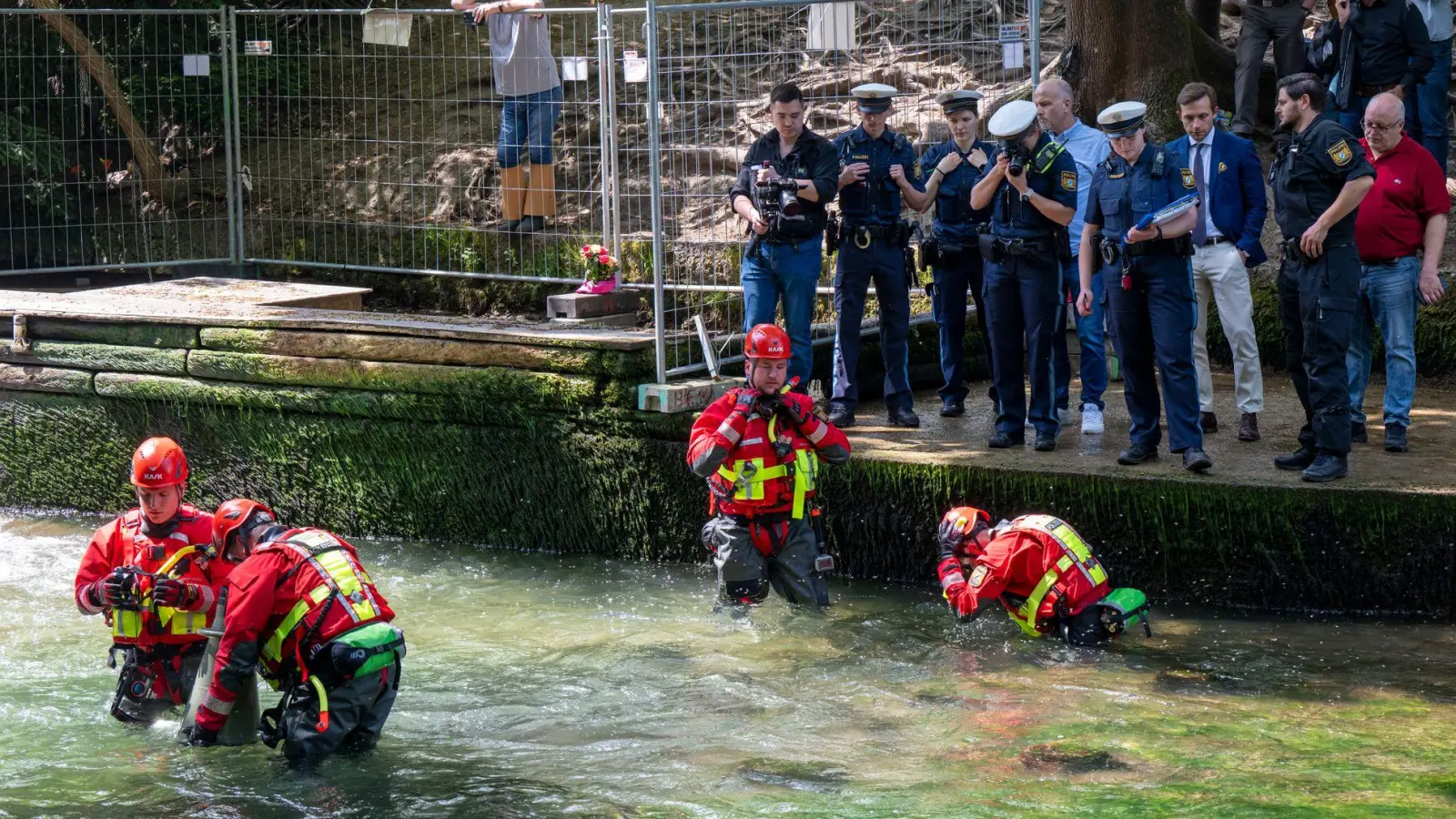 Rund 50 Polizeibeamte sind bei der Untersuchung des Bachbetts im Einsatz.   (Foto: Peter Kneffel/dpa)