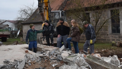 Kirchenpfleger Georg Wirth (links) wusste einiges über das inzwischen abgerissene Milchhäuschen zu berichten. (Foto: Ute Niephaus)