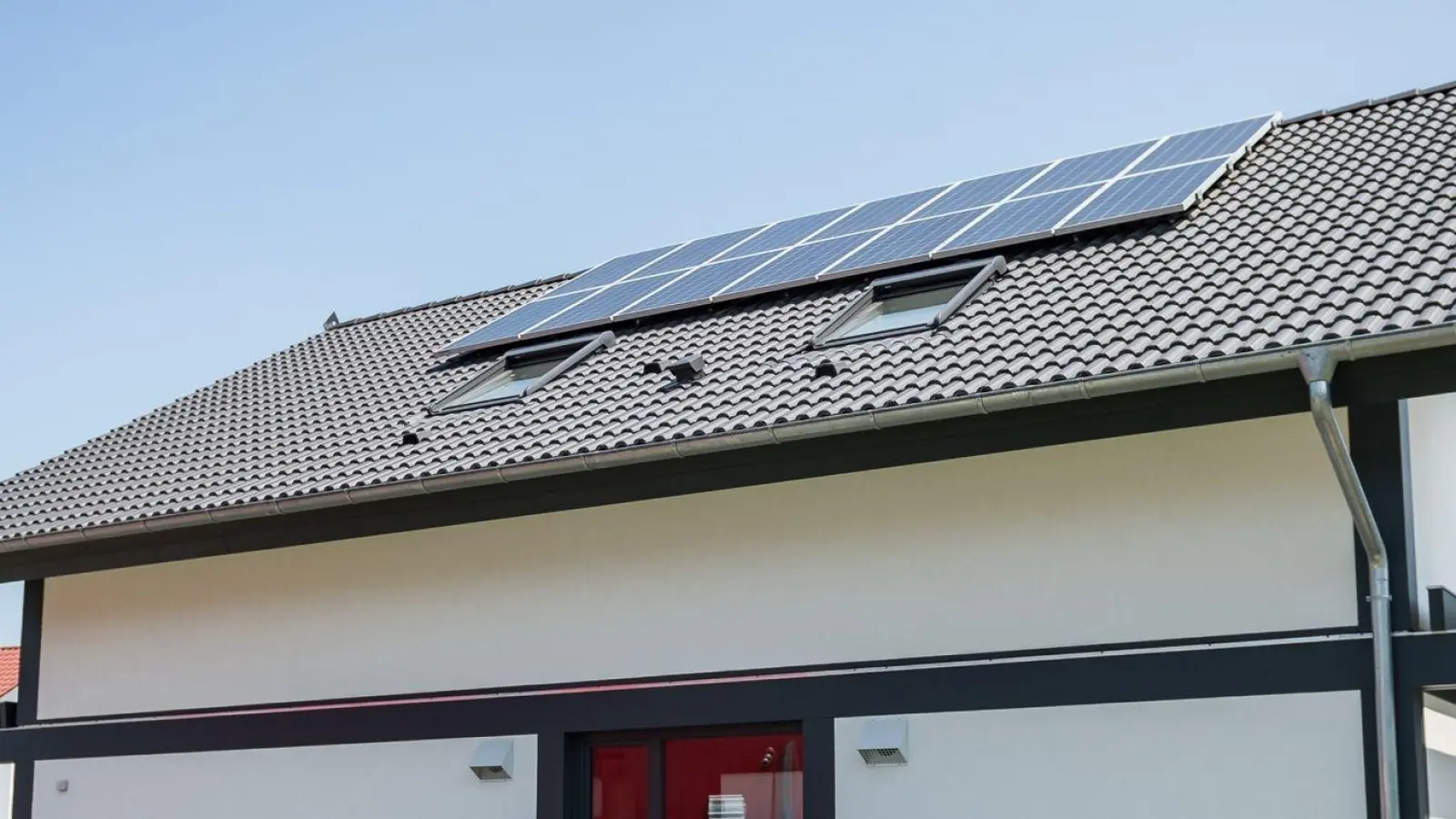 Bei vorhandener Photovoltaikanlage könnte eine zweite Anlage zur Volleinspeisung genutzt werden, um den gesamten erzeugten Strom ins Netz einzuspeisen. (Foto: Daniel Maurer/dpa-tmn/dpa)