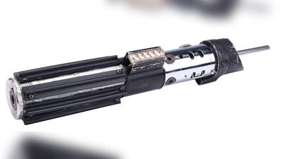 Das legendäre Lichtschwert von „Star Wars“-Bösewicht Darth Vader wird im September in Los Angeles versteigert.  (Foto: Propstore/dpa)
