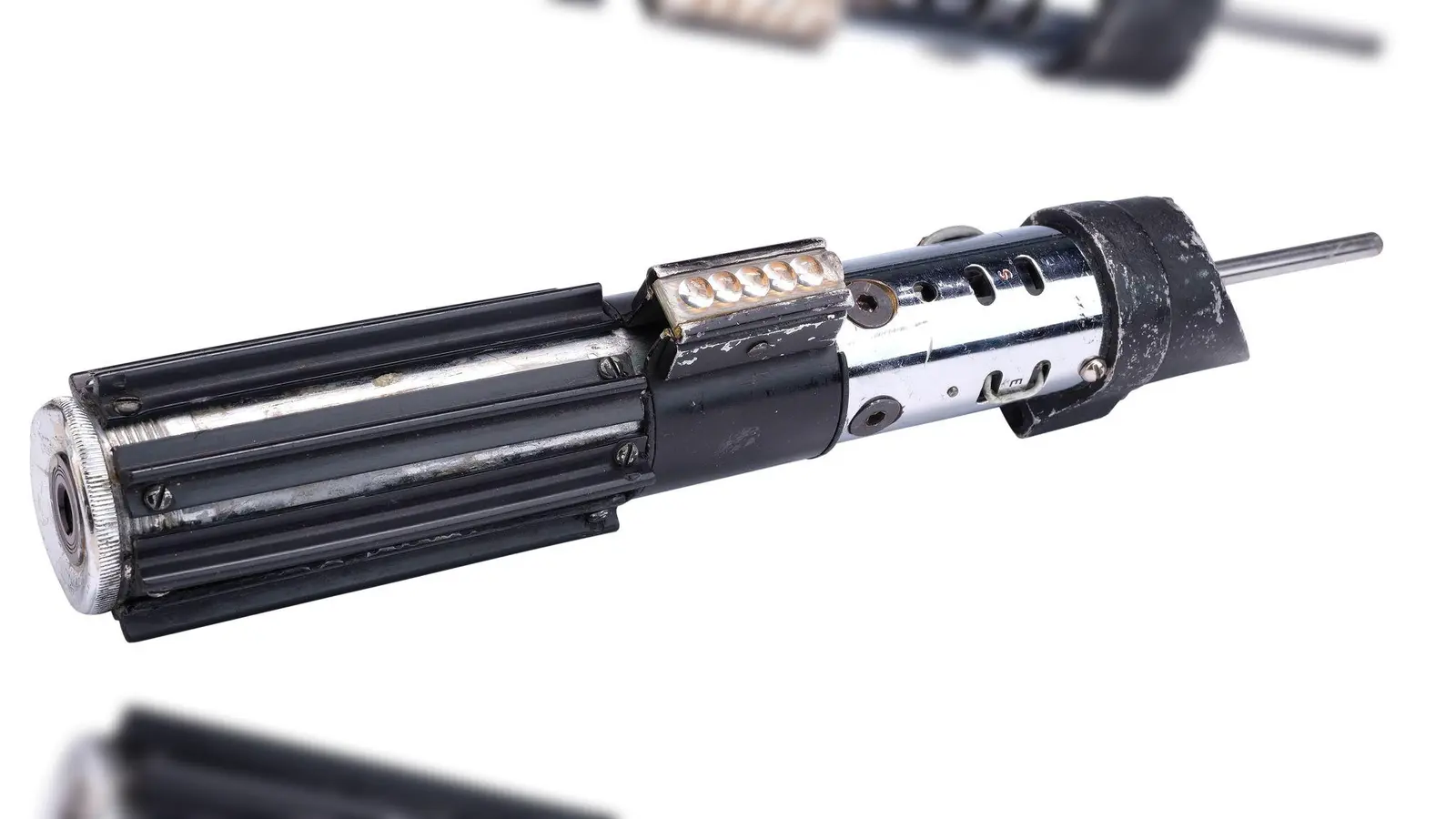 Das legendäre Lichtschwert von „Star Wars“-Bösewicht Darth Vader wird im September in Los Angeles versteigert.  (Foto: Propstore/dpa)
