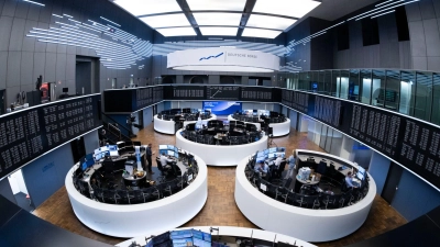 Handelsraum in Frankfurt: Reihenweise börsennotierte Firmen müssen ihre Gewinnziele korrigieren. (Archivbild) (Foto: Boris Roessler/dpa)