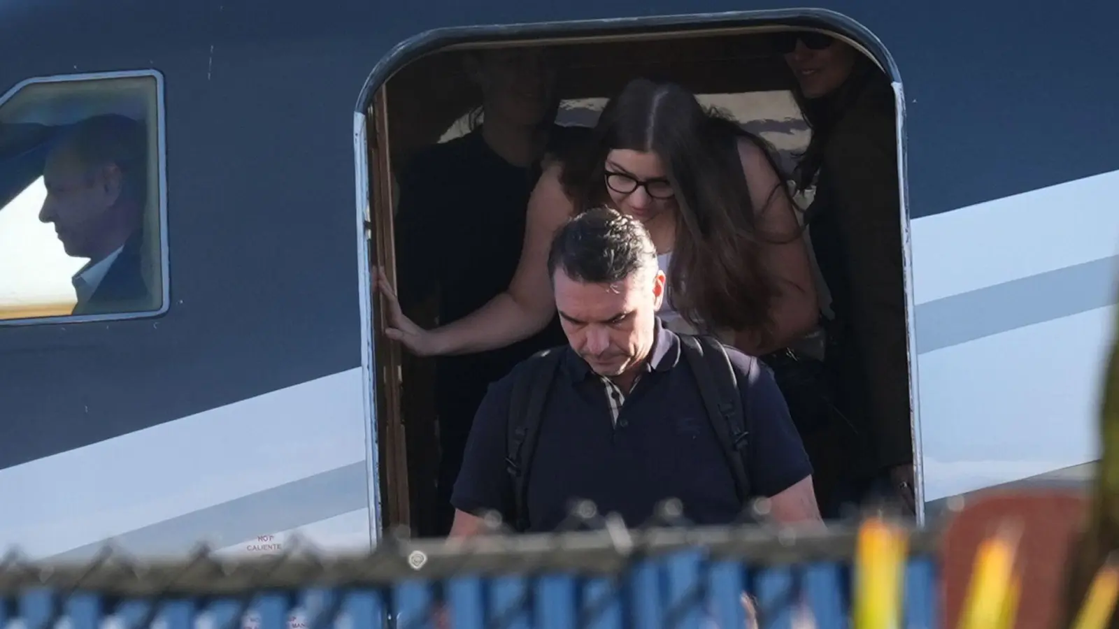 Nach seiner heimlichen Ausreise aus Brasilien landete Bolsonaro am Mittwoch in Miami. (Foto: Marta Lavandier/AP/dpa)