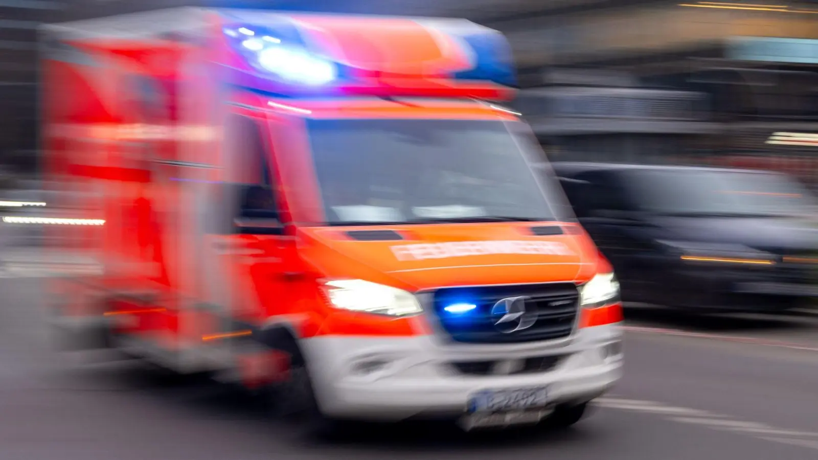 Der Fahrradfahrer wurde im Anschluss im Krankenhaus versorgt. (Symbolbild) (Foto: Monika Skolimowska/dpa)