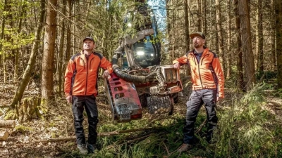 Firmenchef Simon Launer (rechts) und sein Vater Thomas Launer (links) bei der Waldarbeit<br> (Foto: Peter Tippl)