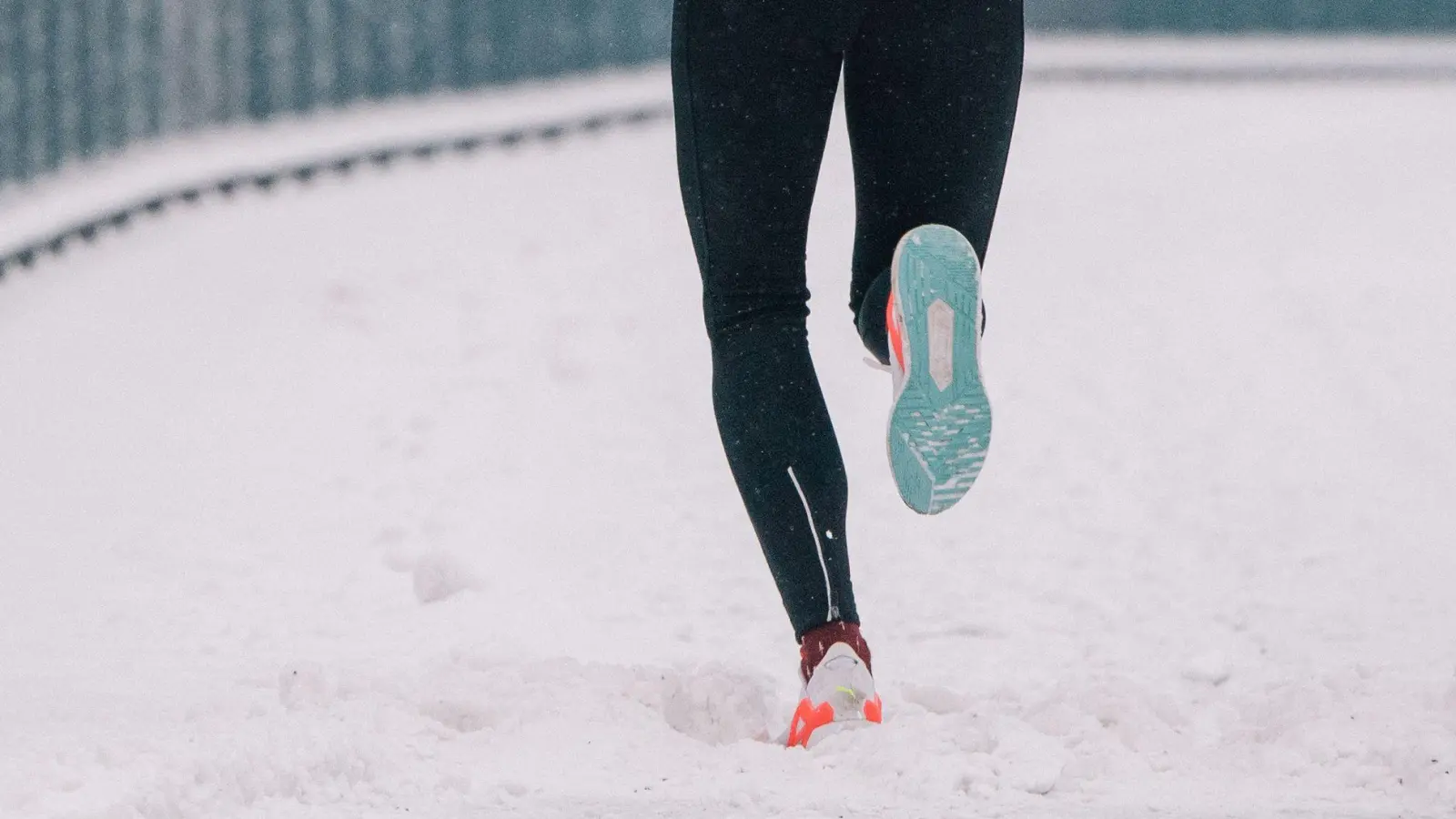 Joggen bei winterlichen Temperaturen ist möglich: Erst ab minus 10 Grad oder bei Glätte sollte das Training besser pausieren oder nach drinnen verlegt werden. (Foto: Zacharie Scheurer/dpa-tmn)