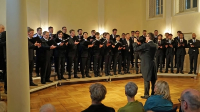 Zum Großchor vereint. Michael Schneider dirigiert den Chorus Viennensis und Sonat Vox beim Festkonzert in der Ansbacher Karlshalle. (Foto: Elke Walter)