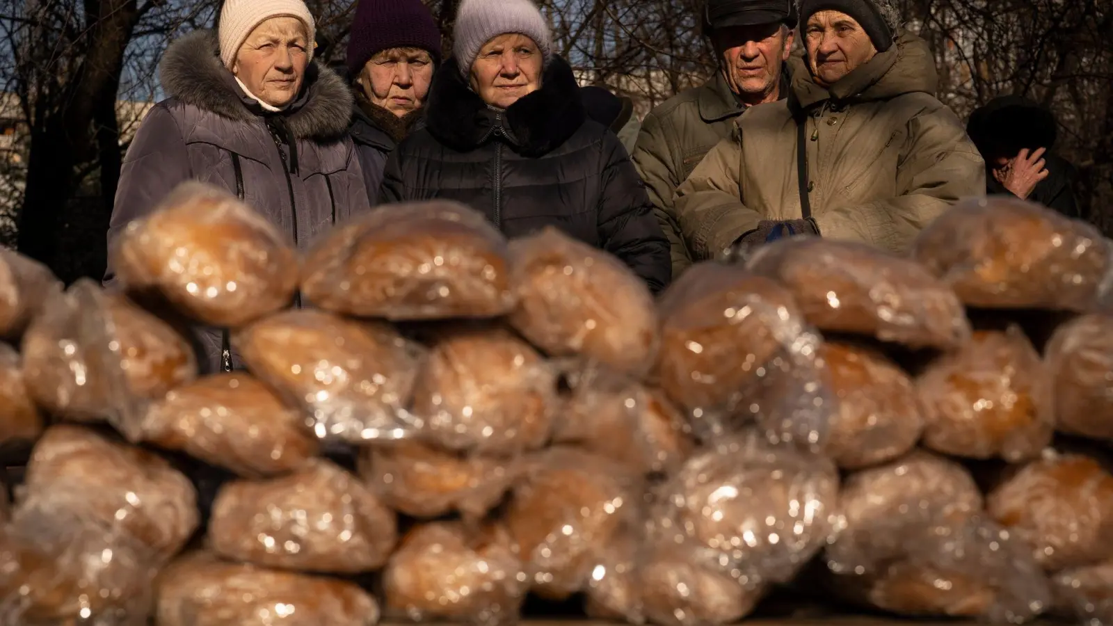 Hilfsorganisationen wie die Caritas verteilen Nahrungsmittel und Trinkwasser an die Menschen in der Ukraine. (Foto: Vadim Ghirda/AP/dpa)